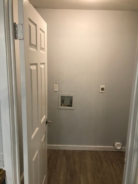 Laundry area off kitchen and off 2 car garage - 10822 Green Brook Dr
