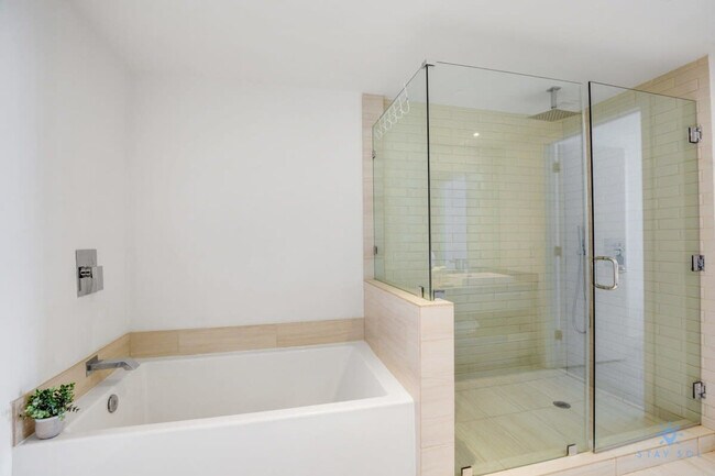 Building Photo - 4010 S Ocean Dr
