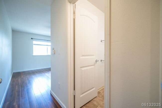 Building Photo - Available for move in on 7/8/25.   2 bedro...