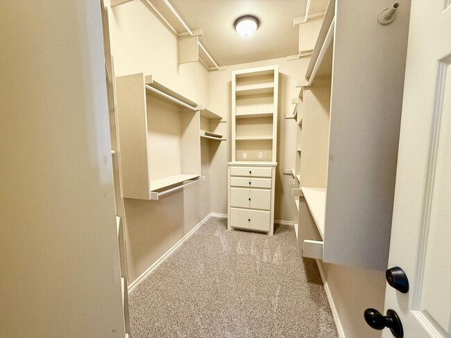 Building Photo - Fantastic Location, Fantastic Exec Home