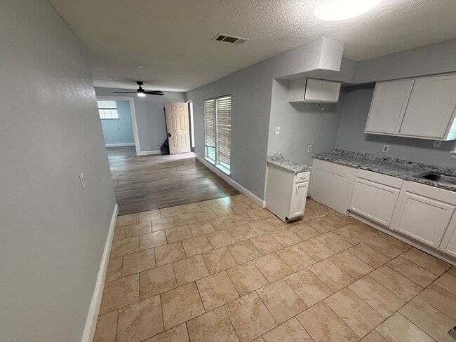 Building Photo - 3002 Shenstone Dr