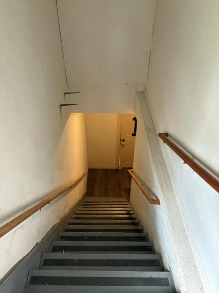 Building Photo - 945 W 9th St