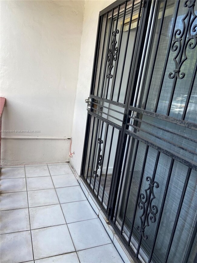 Building Photo - 1000 W 28th St