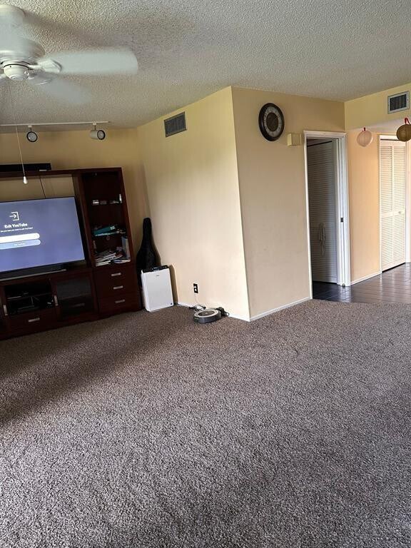 Building Photo - 565 Oaks Ln