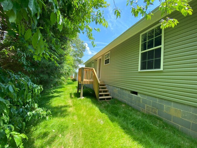 Building Photo - 3 bedroom, 2 bathroom home in White Pine