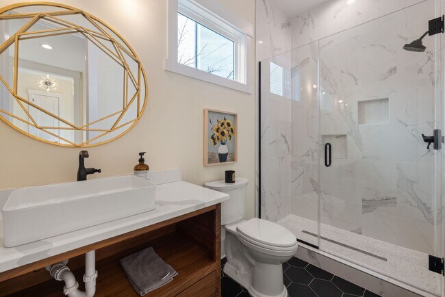 Building Photo - Modern 4-bedroom, 3 bathroom in the heart of Durham