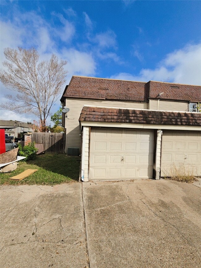 Building Photo - 8379 La Roche Ln