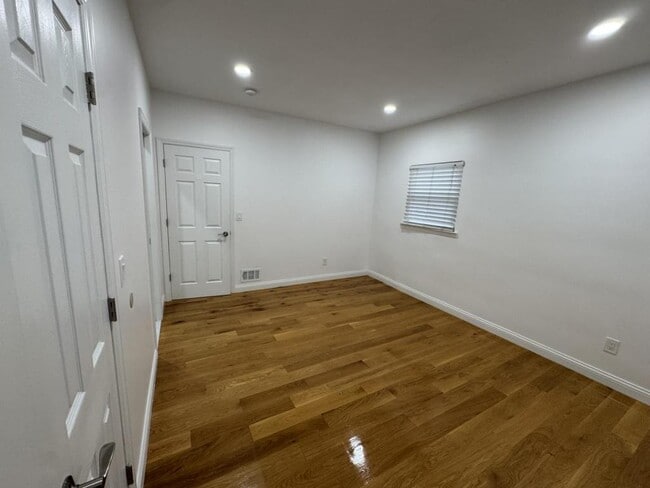 Building Photo - 1547 Lenox Pl