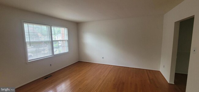 Building Photo - Love to relax? Love to entertain? You can ...