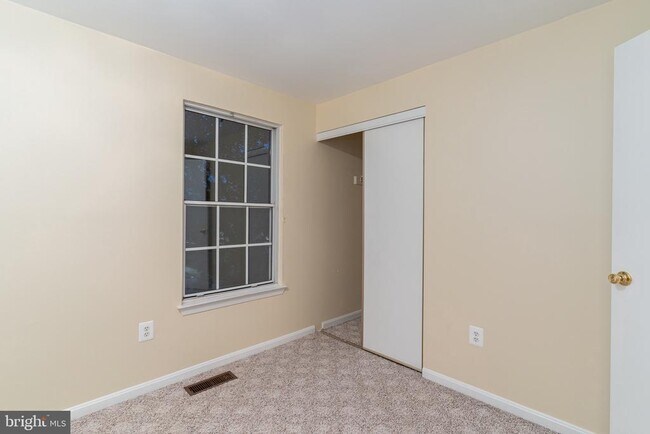 Building Photo - 7 Valleyfield Ct