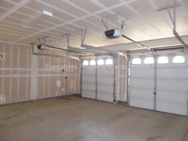 Building Photo - 717 Round Hill Dr