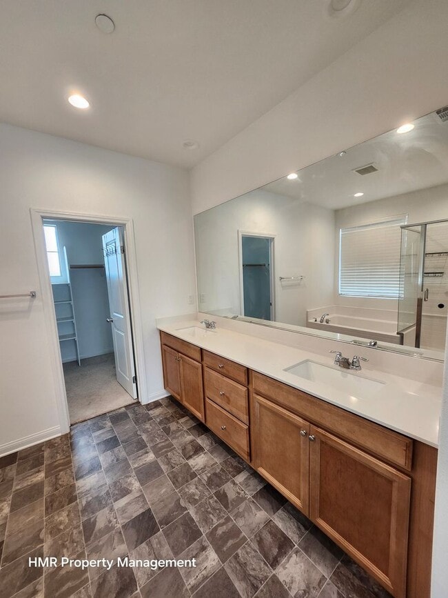 Building Photo - Beautiful two story 5 bedroom in ontario R...