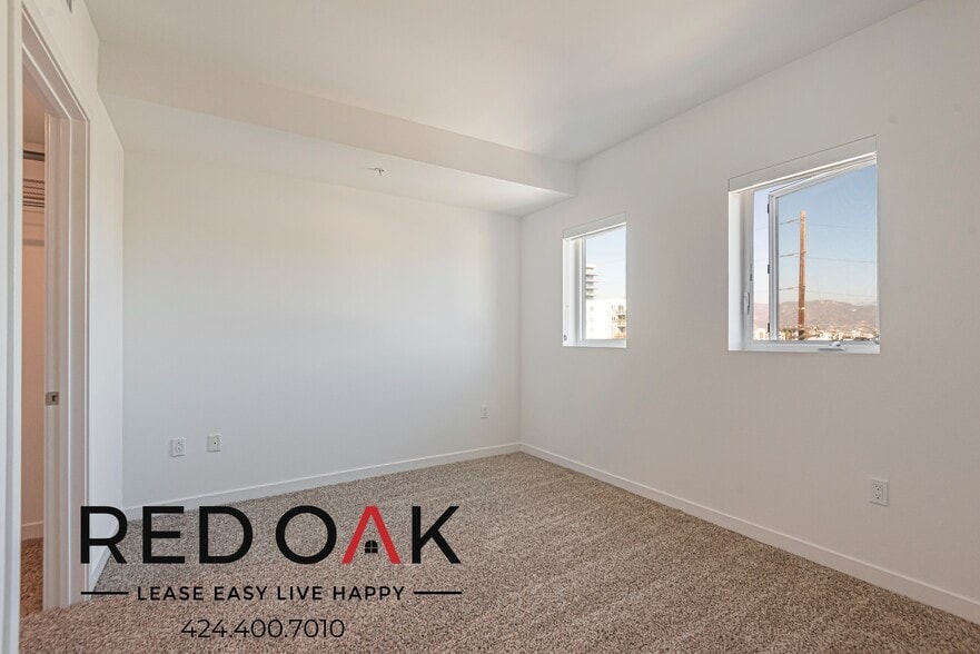 Building Photo - 11405 Chandler Blvd