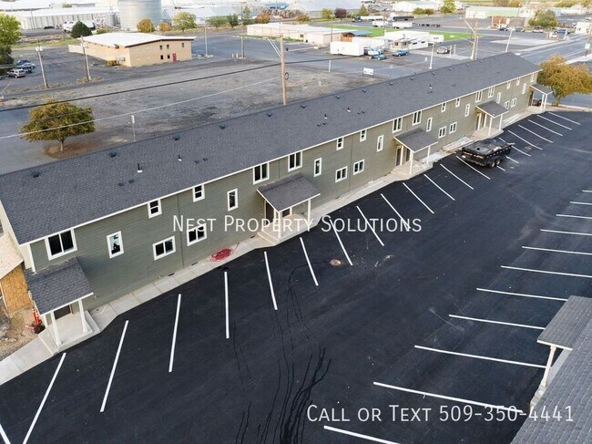 Building Photo - 215 W 1st St