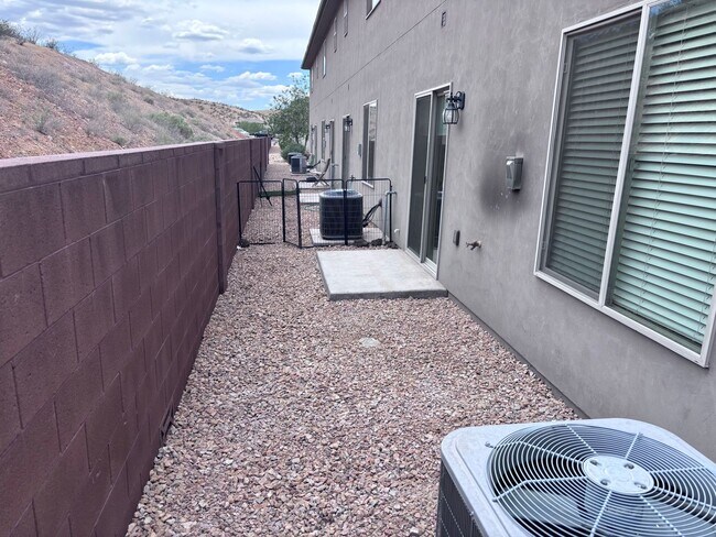 Building Photo - 3 bed / 2.5 bath / 2-car with washer/dryer/fridge 2019 built END UNIT!