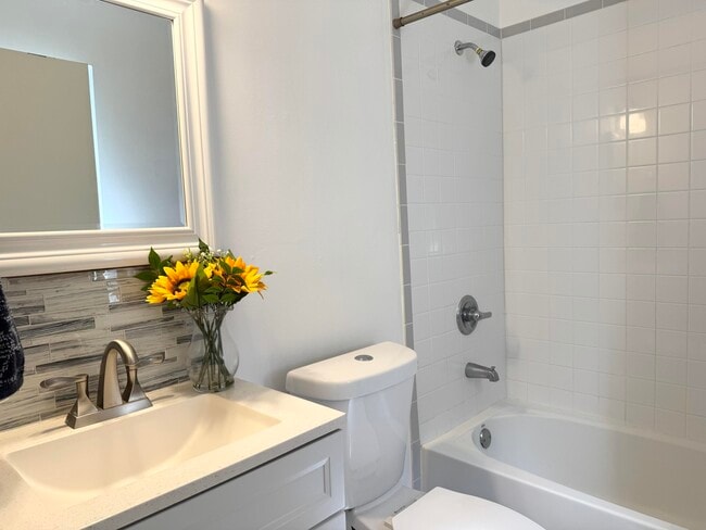 Building Photo - 1156 Grandview Cir