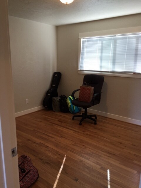 Building Photo - Remodel Hardwood Floors, Quartz, SS Appli,...