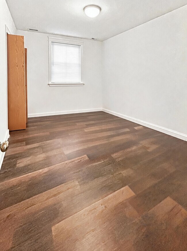 Building Photo - 1657 W Wrightwood Ave