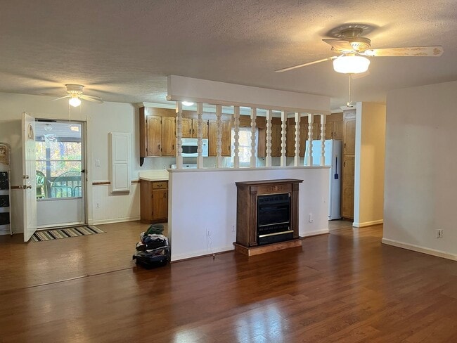 Building Photo - Beautifully secluded home right in the Vil...