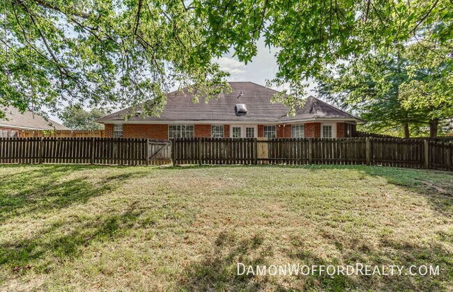 Building Photo - 124 Raintree Rd