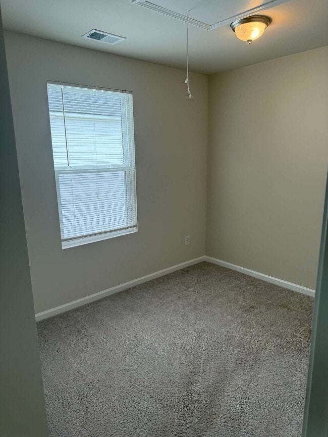 Building Photo - Charming 3-Bed Oasis with 2.5 Baths in Bea...