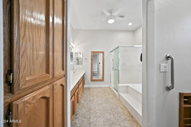 Building Photo - 6520 W Robin Ln