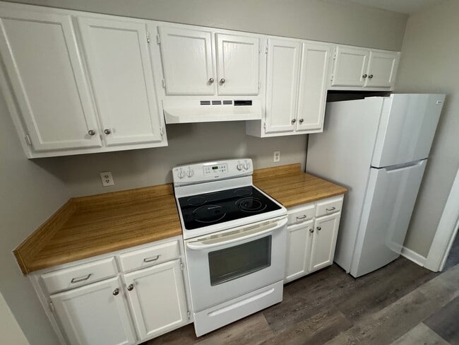 Building Photo - 2 Bedroom / 2 Bath End Unit Townhome in Ce...