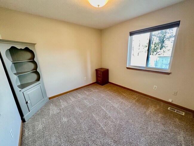 Building Photo - MOVE IN SPECIAL!