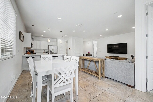 Building Photo - 9012 W Solano Dr