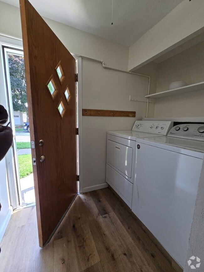 Building Photo - Enderis Park 2 Bedroom 1 Bathroom Single F...