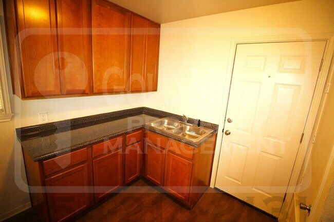 Building Photo - 625 Brook Dr