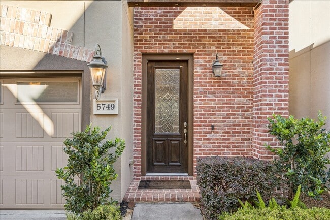 Building Photo - 5749 Larkin St