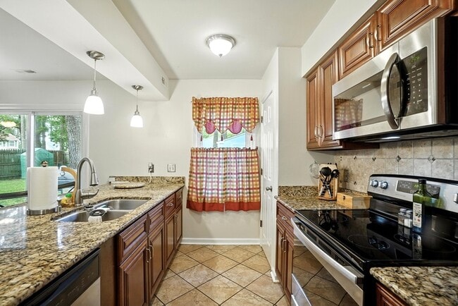 Building Photo - 1308 Summerset Ct