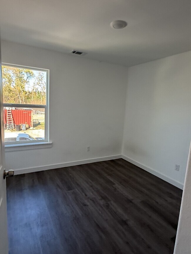 Building Photo - 6313 Sandra St