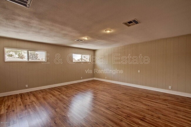 Building Photo - 1030 E Manhatton Dr