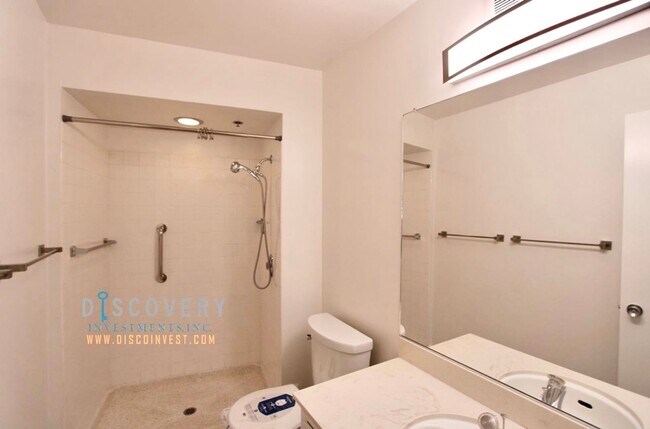 Building Photo - Spacious One Plus Bedroom Condominum off Broadway Terrace