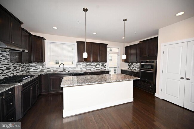 Building Photo - 2413 Glenallan Ave