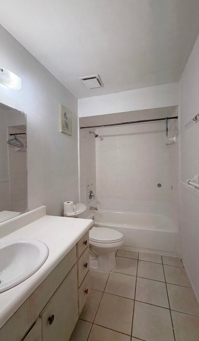 Building Photo - 889 Hendry Dr