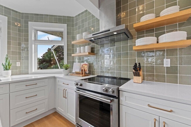 Building Photo - 169 Pompano St