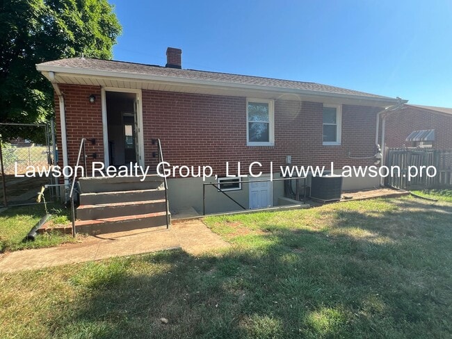 Building Photo - Three Bedroom Home - Convenient Location!