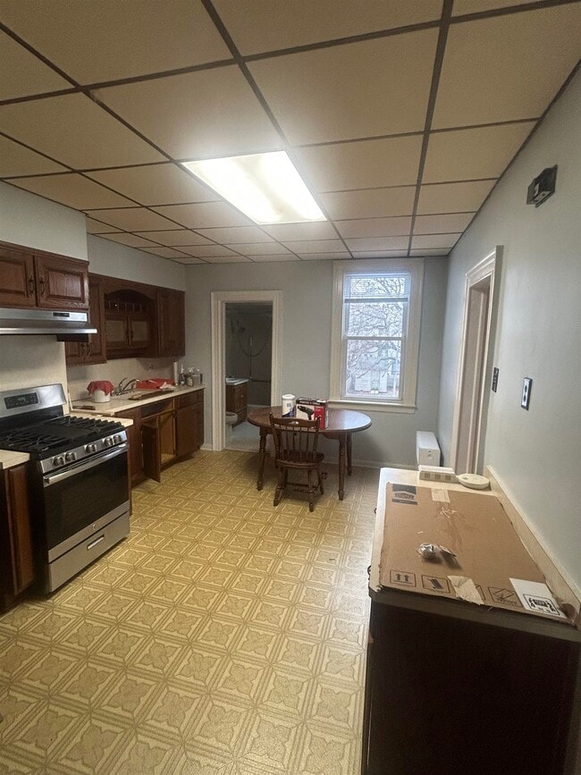 Building Photo - 18 W 16th St