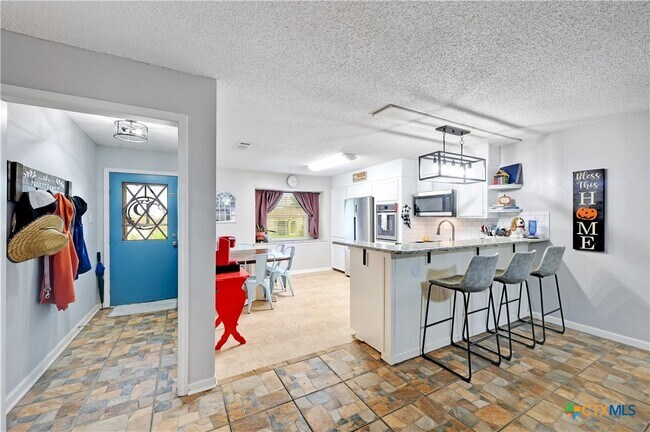 Building Photo - 104 Lago Vista