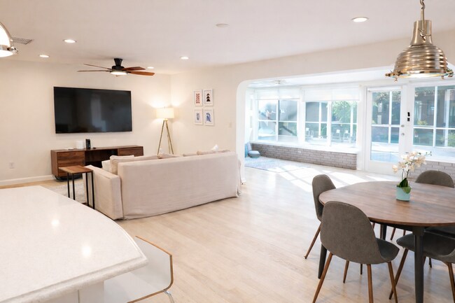 Building Photo - 2412 Clematis St