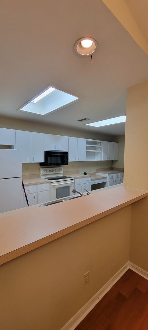 Building Photo - 3/2: Enjoy this nice spacious home in Sunrise.