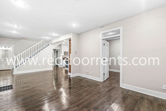 Building Photo - 2028 Hoyt Ave