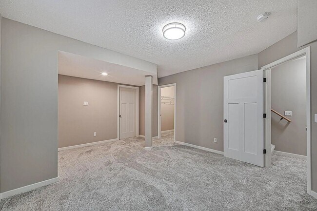 Building Photo - Spacious 4-Bed 4-Bath Home in Buffalo - Available 7/1!