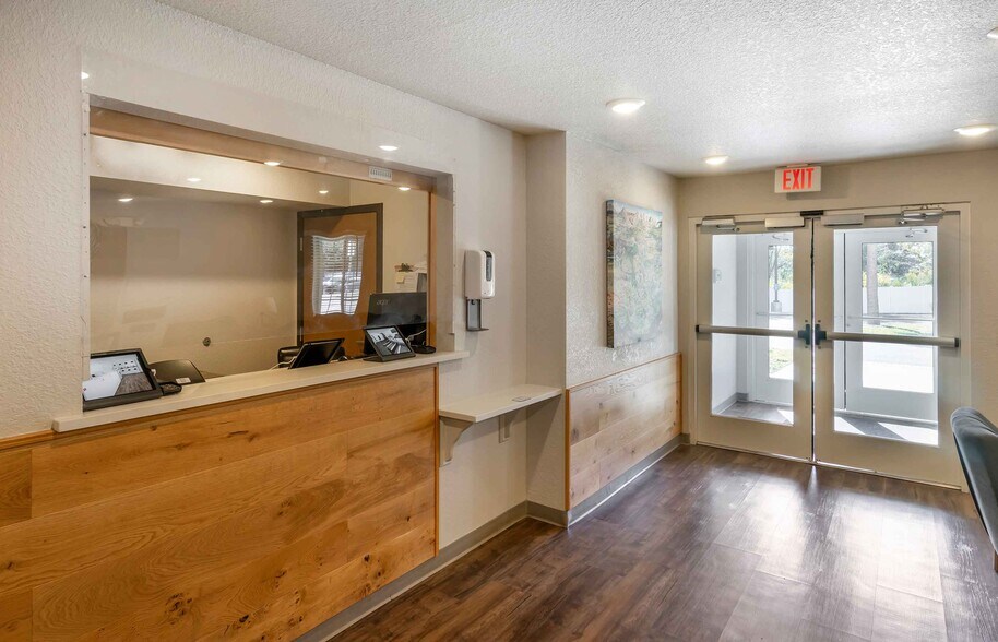 Building Photo - Furnished Studio-Clearwater