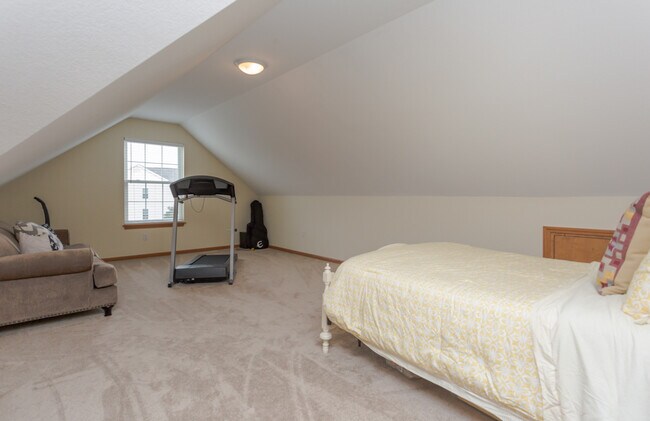 Building Photo - Large 4 bedroom with office space, Springf...