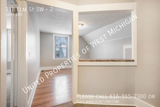 Building Photo - Available Now | Cute 2 Bedroom, 1 Bath Upp...