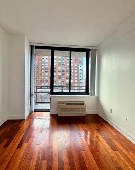 Building Photo - 389 Washington St